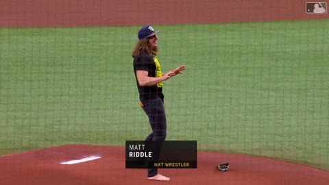 MIA@TB: Riddle tosses first pitch, leaps onto Raymond | 08/04/2019