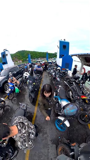 タイのソンクラー湖でフェリーに乗りました。 そのまま乗り込むだけ。 日本とは違って、それもまた良き。 I took the ferry at Songkhla Lake in Thailand. I just boarded it as it was. Unlike in Japan, it is also good. @royalenfieldth @tourismthailand 👕 @rstaichi.official 🪖 @flying_monkeys_club #TATxRoyalEnfield #yourstoriesneverend #amazingthailand #RoyalEnfieldThailand #royalenfieldphilippines #indonesiaroyalenfield #RoyalEnfieldSouthKorea #RoyalEnfieldMalaysia #RoyalEnfieldJapan | 小笠原摩依
