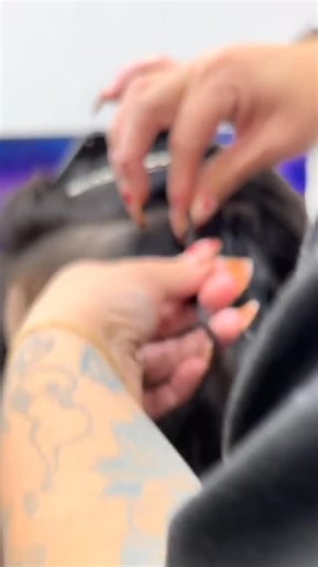 ✨ Healthy Hair with Extensions ✨ |•| Always density-matched so your hair is never overloaded |•| Always texture-matched so it moves naturally — no matter the weather, humidity, or style |•| Always discreet — those tiny keratin bonds are nearly invisible 👀 Everything about this method is custom. From the texture and color blends to the keratin shade itself, it’s all matched perfectly to you. 💁🏻‍♀️ ✨As always, using @modernsocietyhairco Slavic single donor hair. Now available to local hairstyli