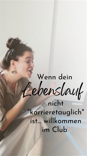 Ich habe mich jahrelang für meine "Sprunghaftigkeit" geschämt und gerechtfertigt. 🫣 Dafür, dass ich nicht Jura oder Medizin, sondern Philosophie studiert habe (weil es meine Leidenschaft war). 📚 Dafür, dass ich gefühlt 100 verschiedene Jobs gemacht habe. Alle sagten: „Du brauchst einen lückenlosen, stringenten Lebenslauf.“ Aber ich war nie die, die mit 12 schon wusste, dass sie Ärztin oder Schriftstellerin werden will. Ich konnte vieles. Ich wollte vieles. Und ich wusste lange nicht, was davon