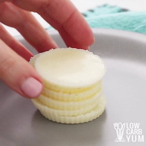 Only 3 ingredients needed to make keto white chocolate fat bombs! See the full recipe here --> https://lowcarbyum.com/white-chocolate-fat-bombs/ | Best Low Carb LCHF Keto Recipes
