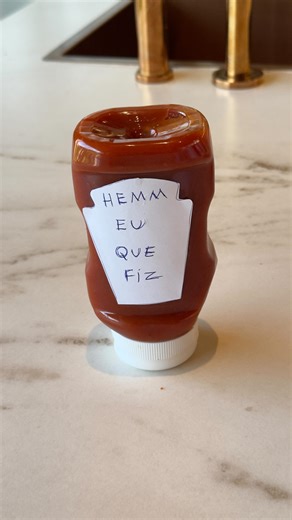 Kellen Pires on Instagram: "Receita ketchup caseiro 500g de tomate bem maduro 1/2 cebola picada 50g de açúcar 50ml de vinagre Manjericão a gosto Sal a gosto Páprica doce Pimenta do Reino Para fazer o ketchup, primeiro derreta o açúcar até virar caramelo tipo de pudim (hahahahah) e refogue a cebola até dourar. Adicione os tomates picados e tempere com, sal, pimenta-do-reino e manjericão. Acrescente também o vinagre. Misture bem, e deixe cozinhar em fogo baixo por cerca de 30 minutos até reduzir e