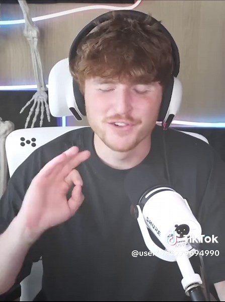 Building A Unique House In Minecraft With Locusts