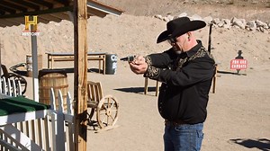 1M views · 40K reactions | Um cliente chega com uma coleção de 13 pistolas calibre .32 que pertenceram ao seu bisavô. É uma coleção única e bem preservada. Embora o especialista não esteja disponível para avaliá-las no momento, Rick decide arriscar e fazer uma oferta por conta própria. #TratoFeito | HISTORY | Facebook