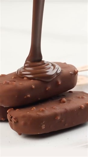 Cada bocado de las paletas Magnum® es una experiencia. Regálate una con cremoso helado de vainilla de Madagascar, una deliciosa cubierta crujiente del sedoso chocolate belga y un toque de almendras.✨🤎 | Magnum