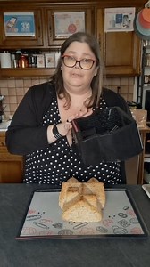 Démoulage de la recette faite en live ce matin : ✨ PAIN MAGIQUE ✨ Dans le moule chalet Guy Demarle Pour voir toutes les offres anniversaire et passer une commande 👇 https://boutique.guydemarle.com/content/70-offres-anniversaire-guy-demarle/?s=DESB5 N'oubliez pas de me renseigner comme votre conseillère : Ludivine DESBOUIS (code postal 33240) 🔸 Vous n'avez pas encore de compte ? Je vous offre un bon de 5€ de remise lors de votre inscription avec le code DESB5 😉 (à rentrer dans la case programm