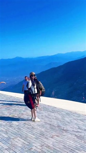 🇹🇷飞跃地中海 生命是一页巨大发光的白纸 我可以做任何想做的事情 walk～run～sit 鼓起勇气一跃而起 在2000米高空与海鸟并肩 脚下是渐变果冻海与月牙湾 耳边呼啸的风都成了自由bgm🪂#费特希耶#滑翔伞