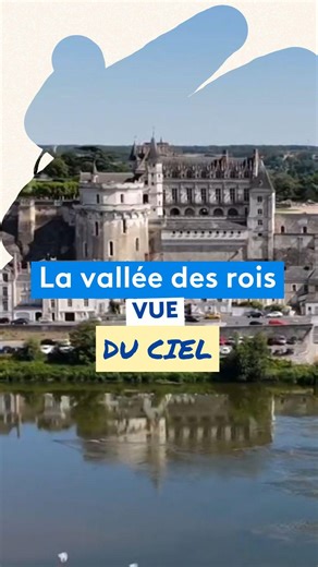 Le Val de Loire à l’UNESCO fête ses 25 ans ! 🥳 Direction Amboise. Son château posé au-dessus de l’île d’Or veille sur la Loire. Plus loin, Vouvray et Rochecorbon et leurs falaises troglodytiques. 🎥 B. Bruère et J. Bernier | France 3 Centre-Val de Loire