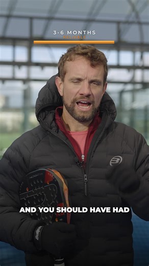 Have at least 10 lessons in your first 6 months to build solid technique and tactical understanding. The 6–12 month stage is where players either improve fast or plateau. If you’re rushing points, hitting too hard, or avoiding the glass — you’ll stall. Instead, master the lob, understand defence ↔ attack transitions, and build your overheads (bandeja, vibora, smash). By 12 months, you should feel calm and in control — not panicking at the back. #padel #padeltips #padeltennis #ThePadelSchool #tra