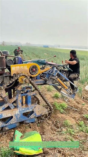 Comment un agriculteur utilise une machine pour préparer la terre pour la culture