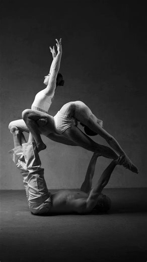 🇺🇦 Model poses for photoshoot📸 5 Acrobatics.