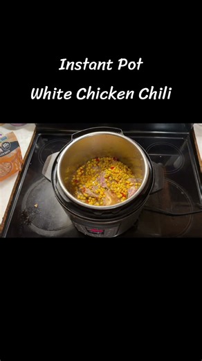 White chicken chili perfect for fall 🤭 #dinnerideas #easydinner