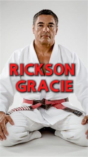 MAIS FORTE QUE ONTEM JIUJITSU on Instagram: "Rickson Gracie virou lenda por um motivo: ele era o cara que ia quando era pra provar. Filho de Hélio Gracie, Rickson representou o Jiu-Jitsu na era dos desafios, no Vale-Tudo, na rivalidade pesada com a Luta Livre e nos episódios que viraram história no Rio — inclusive as tretas que saíram do tatame e foram parar até na praia. Neste vídeo eu conto em ordem cronológica: 🔥 a origem e o peso do sobrenome ⚔️ os desafios que construíram o mito 🏖️ o clim