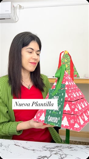 😍 Perdidamente enamorada de esta caja. ✅ 2 tamaños ✅ Se edita en Canva ✅ Podes poner el logos, colores y estampas que quieras 🤯 Cambiar las veces que quieras. ⬇️ Podes descargar en el formato que quieras o elijas en Canva. 😍 Una presentación diferente que sorprenderá a todos. #packaging #diy #christmastime #christmas #navidad #navideño #cajapersonalizada #natal #cajas | La Reina del Tutorial