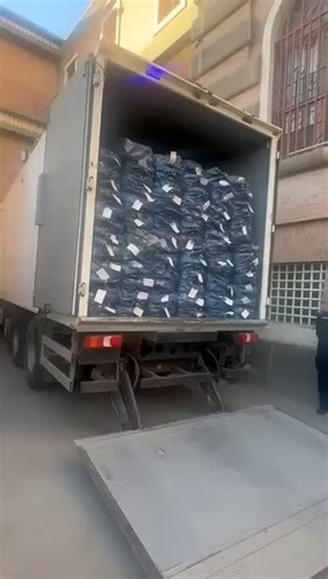 في خطوة مفاجئة.. قبل شوي وصول الشحنة الرابعة والأضخم حتى الآن إلى المصرف المركزي بطرابلس وسط حراسة مشددة، محملة بـ "دولار مكرشم" تقدر "بقيمة مليار دولار"توقعات بإسقاط سعر الدولار في السوق الموازي إلى حاجز غير مسبوق.