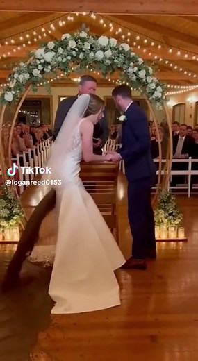 The bride couldn't hold back her emotions, and the entire wedding venue descended into chaos.#microdrama #weddingtok #chaos #caughtoncamera #viralvideo