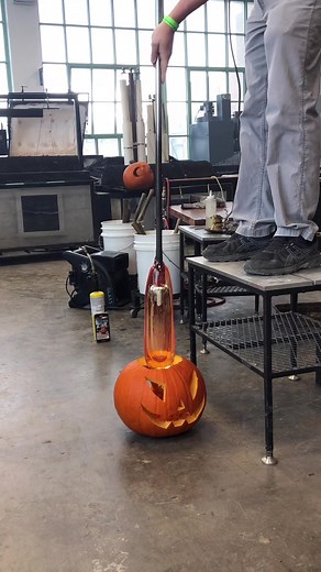 tb to last halloween🎃👻🕷 #glassblowing #glass #glassartist #glassart #art #fyp #girlswhoblowglass #halloween #hotglass #blownglass #pyro #cia
