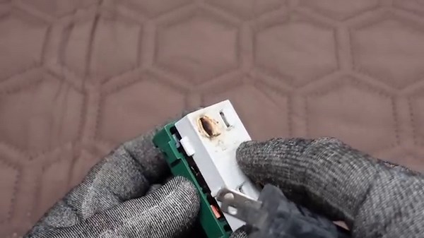 [Burnt electrical outlet] What caused it? Solutions and countermeasures