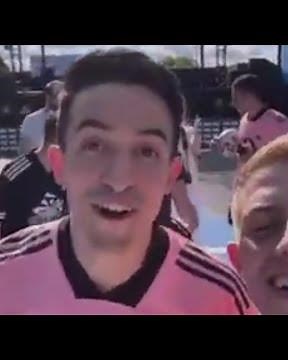 MICHOU JOUE AU FOOT AVEC LA TEAM CROUTON, IL REGARDE LE MATCH !