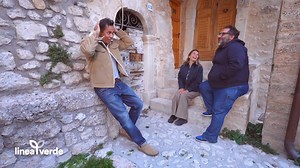 In viaggio tra i borghi del Gran Sasso, Peppone Livio e Margherita andranno alla ricerca dell’oro d’Abruzzo. Per Peppone è l’oro rosso dello zafferano della Piana di Navelli, una polvere preziosa racchiusa in un fiore che va raccolto alle prime luci del giorno per evitare che si schiuda. Livio segue il filo dell’oro bianco: la lana, un tempo maggiore fonte di ricchezza del territorio ma negli ultimi decenni, purtroppo, considrato materiale di scarto. Margherita scopre l’oro blu delle acque del F