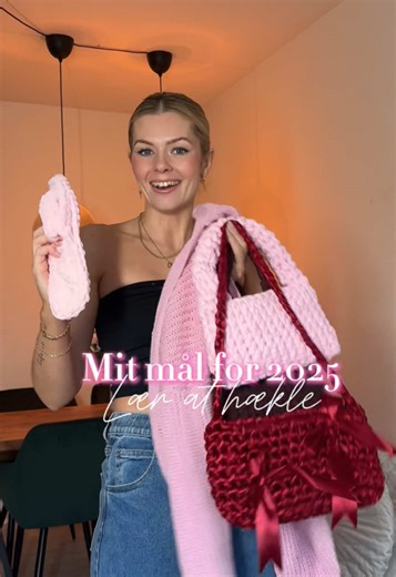 Er du også en hækler? Eller vil du måske gerne lære det? 😍 Jeg har lært det gennem videoer fra Tiktok og YouTube og bare prøvet mig frem ❤️ - Cardiganen er fra en tutorial på YouTube af AC Crochets. - De brune tasker er med inspiration fra tutorials på tiktok af en Dusk bag - dog med ændringer. - Den lyserøde taske og juletasken er ud fra forskellige taske tutorials. #hækle #crochet
