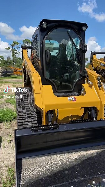 What more could you want??🤤😍 CAT 259D3 #cat259 #caterpillar #skidsteer #landclearing #sitework #siteprep #excavator #skidsteerfun #excavator #debrisremoval #hurricaneida #hurricane #hurricanecleanup #swflorida #CAT