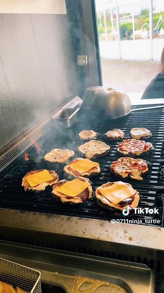 🍔~Bf Burger~🍔70806,Kornwestheim. ✅@BF Burger Kornwestheim #foryou #fy #fypage #trending #trendingvideo #viral #viralvideo #viraltiktok #foryoupage #food #foodie #burger #cheese #cheeselover #hometown #tasty #tastetest #kornwestheim #ludwigsburg #stuttgart #badenwürttemberg #lecker #germany #jalapeño #excellent #empfehlung #foodlover #crispy #sauce #following #patty #worldwide #ninja #ninjaturtles #verygood #hunger #wow