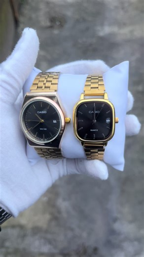 🕰️ Парні годинники Casio — комплект для двох Ціна 1600 грн Ці Casio поєднують класичний прямокутний дизайн, глибокі відтінки синього та зручний стальний браслет. Ідеально підійдуть для пари або як подарунок “він вона”. 🔹 Чоловіча модель • Ширина корпусу: ~ 35–36 мм • Висота корпусу: ~ 42 мм • Товщина: ~ 8 мм • Вага: ~ 68–72 г • Довжина браслета: до 22 см (регулюється) • Матеріал корпусу: металізований сплав • Браслет: нержавіюча сталь • Скло: мінеральне • Механізм: кварцовий • Водозахист:WR (б