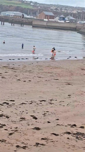 caught Vince Fox back in his old stomping grounds with a couple of exes i think 🤔 and he isn't wearing armbands 😎😎 ps..very brave people 😊😊 | Peter Blake