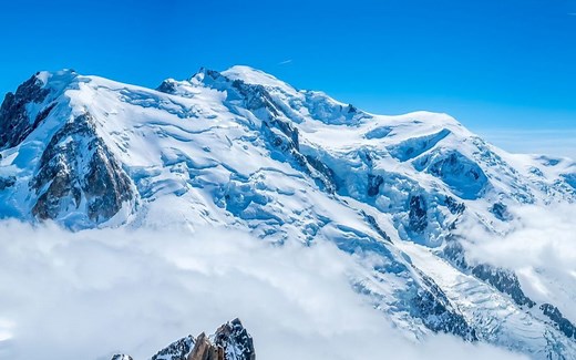 「8K 阿尔卑斯」在雪山顶峰仰望翻滚的星河