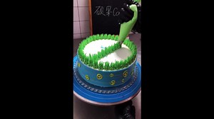 Making blue with Peppa cake