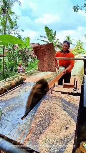 Splitting Timber with a Saw: How Rural Craftsmen Turn Logs into Lumber