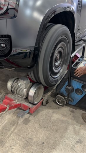 Wheel balancing of Land Rover Defender #mechanic #car #reel #viral #virelreels #automotive #auto #automobile #viralreels #carsofinstagram | Mechanic’s Corner