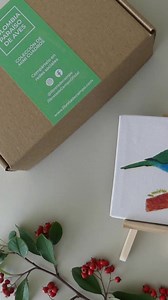 Los nuevos mini cuadritos de aves son el detalle perfecto para esta navidad 🌟🎄 Incluye caja de regalo y atril de madera. Son más de 15 motivos disponibles 😍 Haz tu pedido hoy en https://www.libretadecampo.com/product/cuadro-de-aves/ 🔐 Pagos seguros 🚛 Envios a todo Colombia | Libreta de Campo y Guía Básica para Observación de Aves