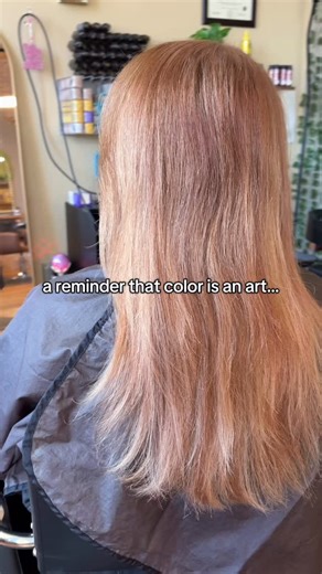 🧪 Here’s why your color looks different in every light: it’s all about color temperature, reflection, and… color theory 💡 This specific blend of blonde, copper, and chocolate brown was designed to move with the light, and here’s the proof. In natural daylight, you see every true pigment: bright blondes, sparkling copper, and crisp contrast. But…step into warm indoor lighting, and suddenly the whole vibe shifts — the copper glows richer, the chocolate deepens, and the blonde melts into a softer