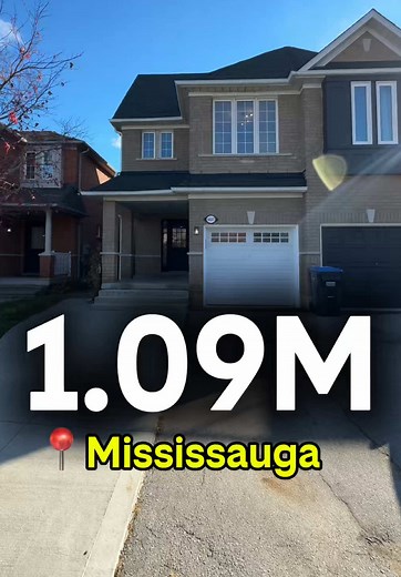 Fully renovated top-to-bottom ✨ This 4-bedroom semi-detached in Churchill Meadows is honestly one of the nicest you’ll find right now. 1,890 sq ft finished basement, modern upgrades throughout, great layout, and a good-size backyard 🌿 You can park 3 cars, and you’re steps from top-rated schools, parks, GO Station, Highway 403/401 — perfect family home in an unbeatable location 💛 If you want the monthly numbers or want to book a private tour, just send me a quick message! 416-835-3375 📲 #missi