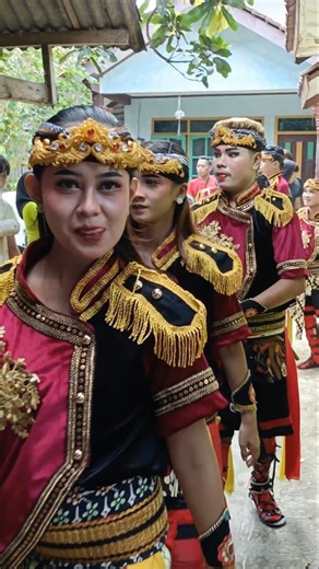 PRAJURIT KSATRIA NGUDI LARAS DENGAN KOSTUM BARUNYA