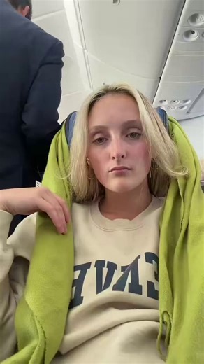Este truco viral para dormir en el avión consiste en atar una bufanda al reposacabezas para crear una especie de hamaca que sujeta la cabeza durante el vuelo.