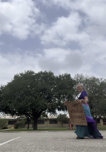 Kicking off fiesta at the state school’s Fiesta Festival! 🎉💜 #fiesta #sanantonio #bellydance #parade