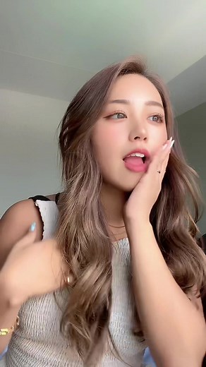 Exploring Expressive Hand Gestures in Everyday Life