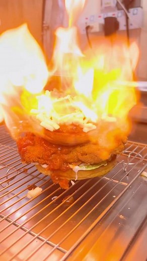 Apa yang special kat ToGO ni? Haa, ni lah dia our special menu, BURZA! Burger pizza 🍔🍕 Korang boleh pilih nak crispy chicken atau beef. Kita pakai halal Australian premium beef patty tau! 😁 Lepas tu topped dengan our special sweet & tangy sauce. Kat bun atas kita tabur mozzarella cheese dengan pepperoni dan torch to perfection! Kalau nak pedas, request je spicy crazy sauce dengan kita okay. 🔥🔥🔥 Amacam? Ngam tak ngam? Jom datang ToGO okay! 🫶 Bertempat di Jebat Street Market, Klebang, Melak