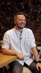 Meet our Head Chef, Hendrik Franz! 👨‍🍳 At Restaurant Johann Grill, you can expect regional, simple, and honest cuisine - with delicious vegan options, too! 🌿🍽️ Hendrik and his team share a green vision, always pushing forward with fresh ideas. For him, it’s all about great flavors, breathtaking views, and an amazing team spirit! 💚 Stop by and taste the love! 🍷 | Kempinski Hotel Berchtesgaden
