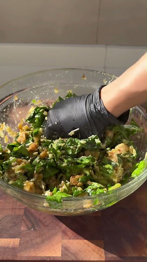 🥬EMPANADITAS CROCANTES con esta masa reposada en aceite que vi en internet y es una verdadera joya💎. 👉🏻INGREDIENTES para 10u: -300g de harina. -200ml de agua. -sal. -1/2 paquete grande de acelga. -1 cebolla grande. -1 pechuga. -2 dientes de ajo. -300g de muzarella rallada. -puñado de queso rallado. -1 huevo. 🔥Horno al mango hasta que queden doraditas, tardan 25 min aprox. Las prueban y después me cuentan. y PINCHOS DE MILANESA DE POLLO 🍗, cosa que te vas a autoagradecer tener en el freezer