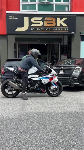 6.6K views · 60 reactions | Arini x warm up.. brother terus ride balik S1000RR K67 Akrapovic Full system #journeyofsuperbikes #jsbk #jsbktaiping #bmw #s1000rr | Journey of Superbikes - JSBK | Facebook