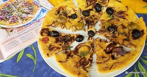 Socca aux oignons rouges et olives