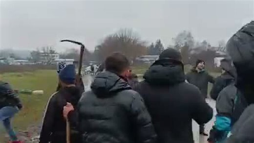 Напрежение в Плевенско: Жители на Буковлък излязоха с лопати и бухалки да се бранят от ботевградски род