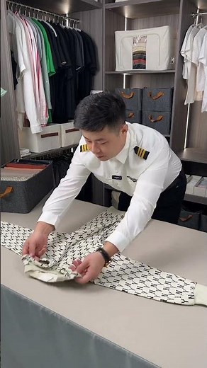 Tutorial of how to fold a sweater easily