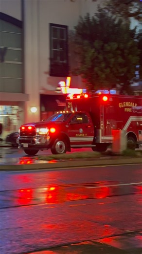 Glendale Fire Department (Los Angeles) Paramedic Rescue Code 3 Response in the Rain! 🇺🇸🚨