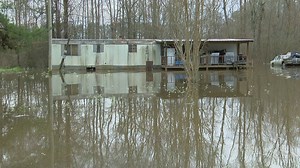 Rising water shutting down roads, flooding acres of farmland in Simpson Co.