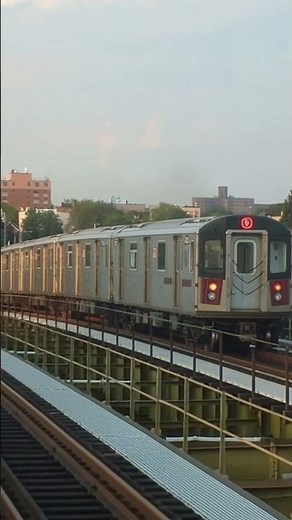 R142 Subway Train on the 5 Line Charging Into the Station NYC Subway Action #R142 #5Train #NYCSubway